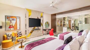 Luxe beddengoed, donzen dekbedden, een minibar, een kluis op de kamer