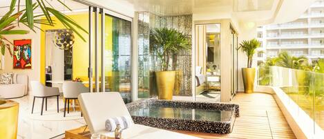Private spa tub