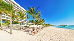 On the beach, white sand, beach umbrellas, beach towels - Hotel Mousai Cancun Adults Only - All Inclusive (Punta Sam)