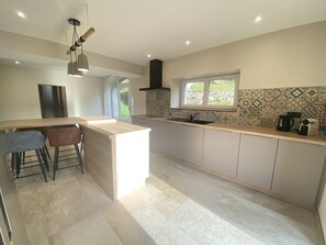 Kühlschrank, Mikrowelle, Ofen, Geschirrspüler