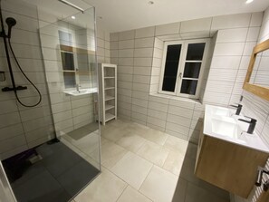 Amenidades de baño gratuitas, secadora de cabello, toallas 