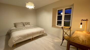 5 bedrooms, iron/ironing board, travel cot, Internet