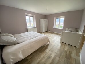 5 bedrooms, iron/ironing board, travel cot, Internet