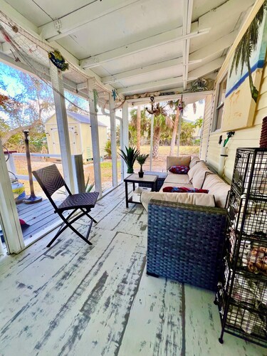 Waterside Cottage: Newly Renovated on canal w 26’ boat dock!