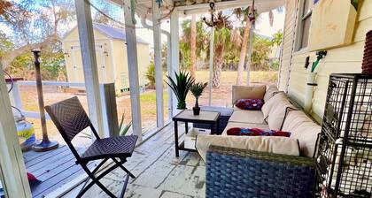 Waterside Cottage: Newly Renovated on canal w 26’ boat dock!