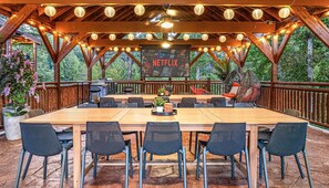 Outdoor dining - Large 8BR Paradise: All Ensuites, Pool, Themes, Spa, Golf, Games & EV Charging (Sevierville)