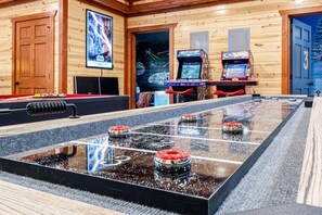 Games room - Large 8BR Paradise: All Ensuites, Pool, Themes, Spa, Golf, Games & EV Charging (Sevierville)
