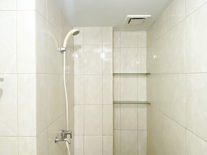 Apartment | Bathroom | Shower, free toiletries, towels - Nice And Modern 2Br Springlake Summarecon Bekasi Apartment (Bekasi)
