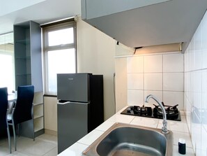 Refrigerador con freezer, placa de cocina