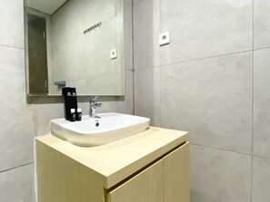 Studio | Bathroom - Comfort Stay Studio At Pollux Chadstone Apartment (Cikarang)