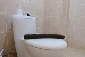 开间 | 浴室 | 淋浴设施、毛巾