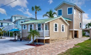 Exterior - Beach Bliss~Walk to Beach & Times Square~Private Pool (Fort Myers Beach)
