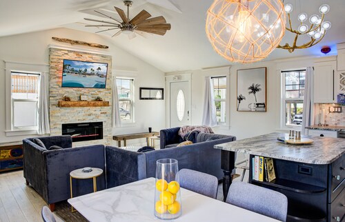 Beach Bliss~Walk to Beach & Times Square~Private Pool