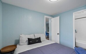 2 bedrooms, desk, WiFi, bed sheets