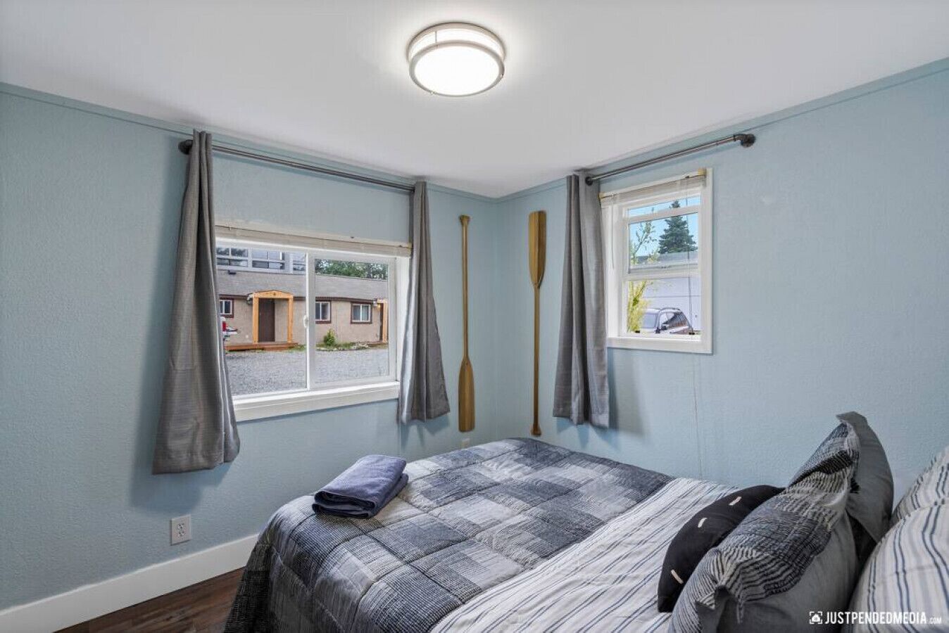 2 多间卧室、办公桌、WiFi、床单