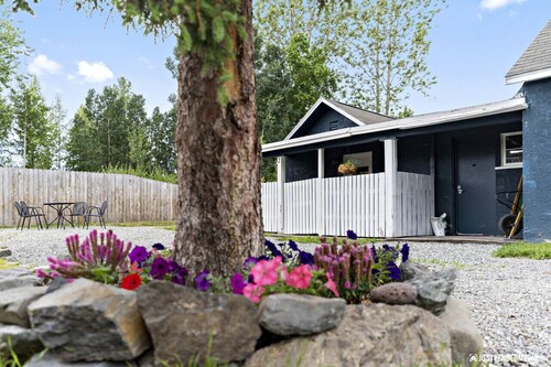 #2 Charming Midtown Bungalow / Fire-Pit + BBQ