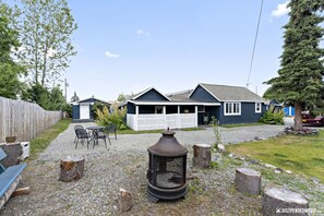 Outdoor dining - #2 Charming Midtown Bungalow / Fire-Pit + BBQ (Anchorage)