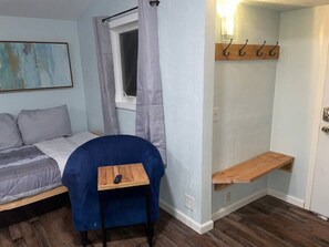 1 bedroom, free WiFi, bed sheets - #3 Cozy Little Cabin / Midtown / Yard / BBQ (Anchorage)