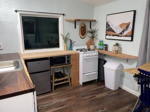 Køleskab, mikrobølgeovn, ovn, kogeplade