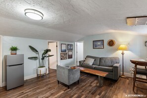 Smart TV - Historic cottage - 10 minute walk to restaurants & trails (Anchorage)