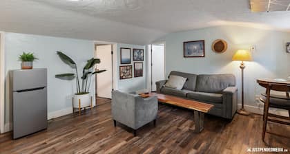 Historic cottage - 10 minute walk to restaurants & trails