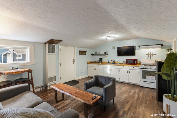 Smart TV - Historic cottage - 10 minute walk to restaurants & trails (Anchorage)