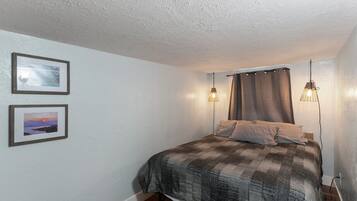 1 bedroom, desk, free WiFi, bed sheets