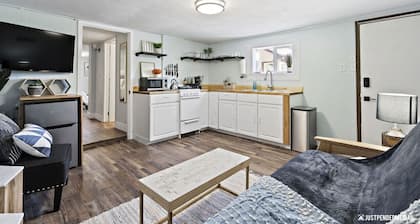 Walking distance to restaurants, trails, and cafes. 10 min. uber from airport.