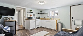 Walking distance to restaurants, trails, and cafes.  10 min. uber from airport.