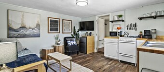 Walking distance to restaurants, trails, and cafes.  10 min. uber from airport.