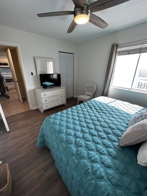 2 bedrooms, iron/ironing board, WiFi, bed sheets - Quiet and cozy condo that has been remodeled,
Close to everything. (Daytona Beach)