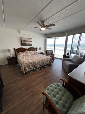 2 bedrooms, iron/ironing board, WiFi, bed sheets - Quiet and cozy condo that has been remodeled,
Close to everything. (Daytona Beach)
