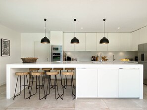 Een koelkast, een oven, een vaatwasser, een koffiezetapparaat/waterkoker