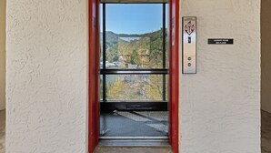 Ein Aufzugseingang mit Blick auf einen See und Berge.