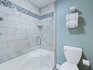 Douche, séchoir à cheveux, serviettes fournies