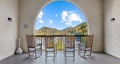 Walkable to Downtown Gatlinburg w/Pool Access