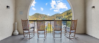 Walkable to Downtown Gatlinburg w/Pool Access