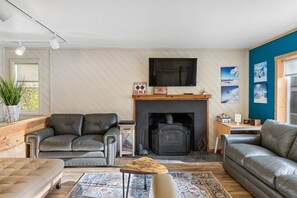 TV, fireplace