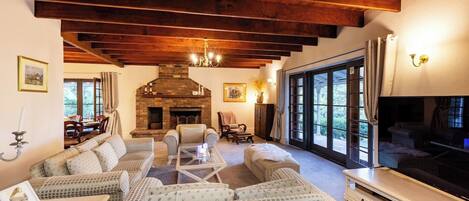 Smart TV, fireplace, DVD player, books