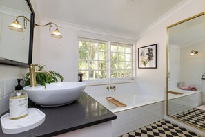 Shower, hair dryer, towels - Grande Eden Estate Main House - Private Peaceful - Saltwater Pool Infrared Sauna (Bilambil)