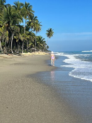 Perto da praia, espreguiçadeiras, toalhas de praia