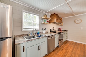 Réfrigérateur, micro-ondes, plaque de cuisson, lave-vaisselle