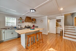 Réfrigérateur, micro-ondes, plaque de cuisson, lave-vaisselle