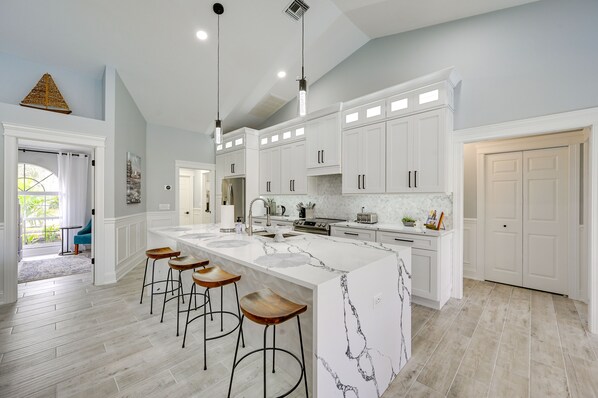 Fridge, microwave, stovetop, dishwasher - Stunning Naples Home w/ Pool, Patio, Water Views (Naples)