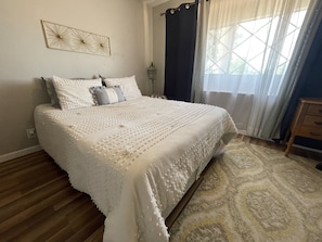 3 bedrooms, iron/ironing board, WiFi, bed sheets - Sweet Retro Abode in Phoenix- Entire House w/ Pool (Phoenix)