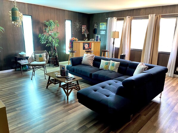 Living area - Sweet Retro Abode in Phoenix- Entire House w/ Pool (Phoenix)