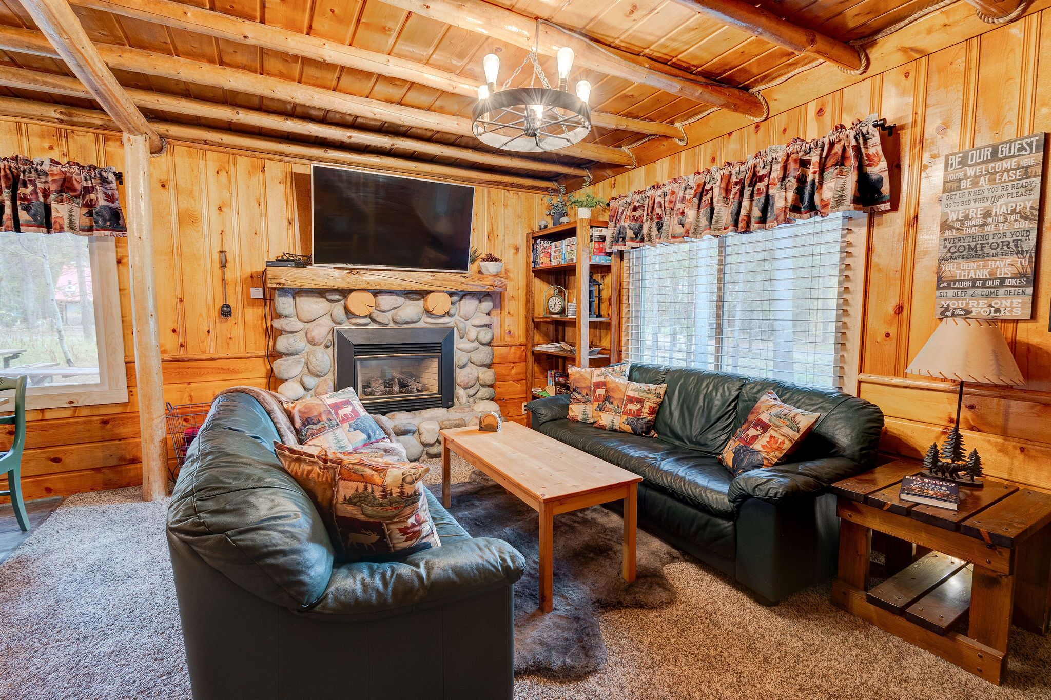 Mama Bear's Kozy Kabin Nestled in Beautiful Island Park, Idaho