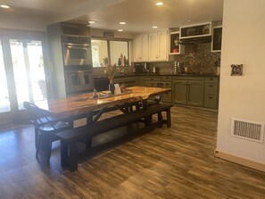 Private kitchen - Rustic lower story 2 bedroom/2bath hot tub 3 minutes from town Yosemite Mariposa (Mariposa)