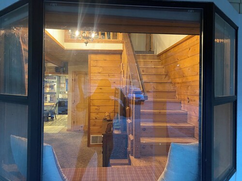 Rustic lower story 2 bedroom/2bath hot tub 3 minutes from town Yosemite Mariposa