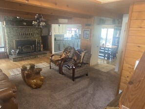 Living area - Rustic lower story 2 bedroom/2bath hot tub 3 minutes from town Yosemite Mariposa (Mariposa)